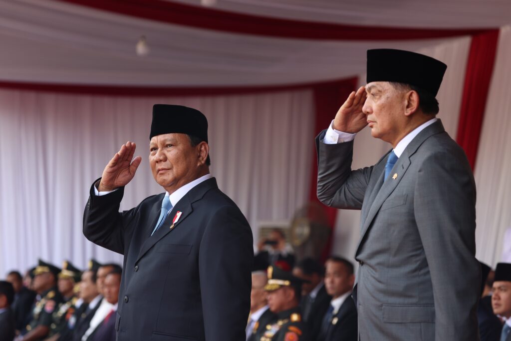 Kerumunan Bersemangat Sambut Prabowo Subianto dan Menteri Pertahanan Sjafrie saat Mereka Naik Maung Setelah Upacara Penyerahan.