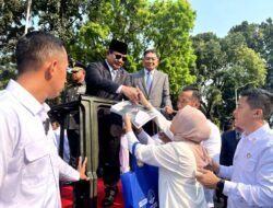 Air Mata Bahagia dan Doa saat Warga Bertemu dengan Prabowo Subianto: “Akhirnya Saya Mendapatkan Tanda Tangan Beliau”