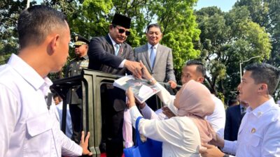 Air Mata Bahagia dan Doa saat Warga Bertemu dengan Prabowo Subianto: “Akhirnya Saya Mendapatkan Tanda Tangan Beliau”