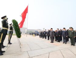 Honoring Heroes, Prabowo Subianto Lays Wreath at Tiananmen’s Monument to the People’s Heroes