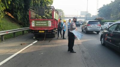 Kecelakaan Maut di Tol JORR: Truk Gas Nyangkut, 1 Orang Tewas